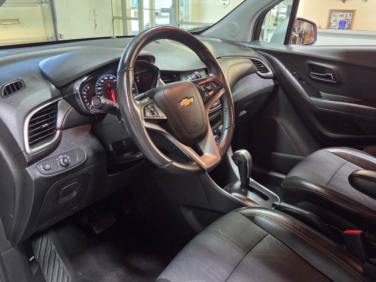 Used 2017 Chevrolet Trax LT w/ LT Convenience Package FWD image 16