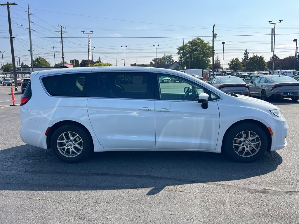 Used 2023 Chrysler Pacifica Touring-L FWD image 8