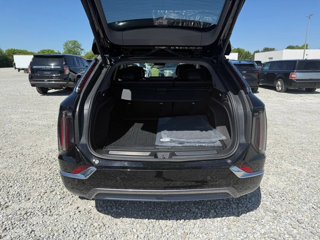 Certified 2025 Cadillac Optiq Luxury 2 w/ LPO, Floor Liner Package AWD/4WD image 13