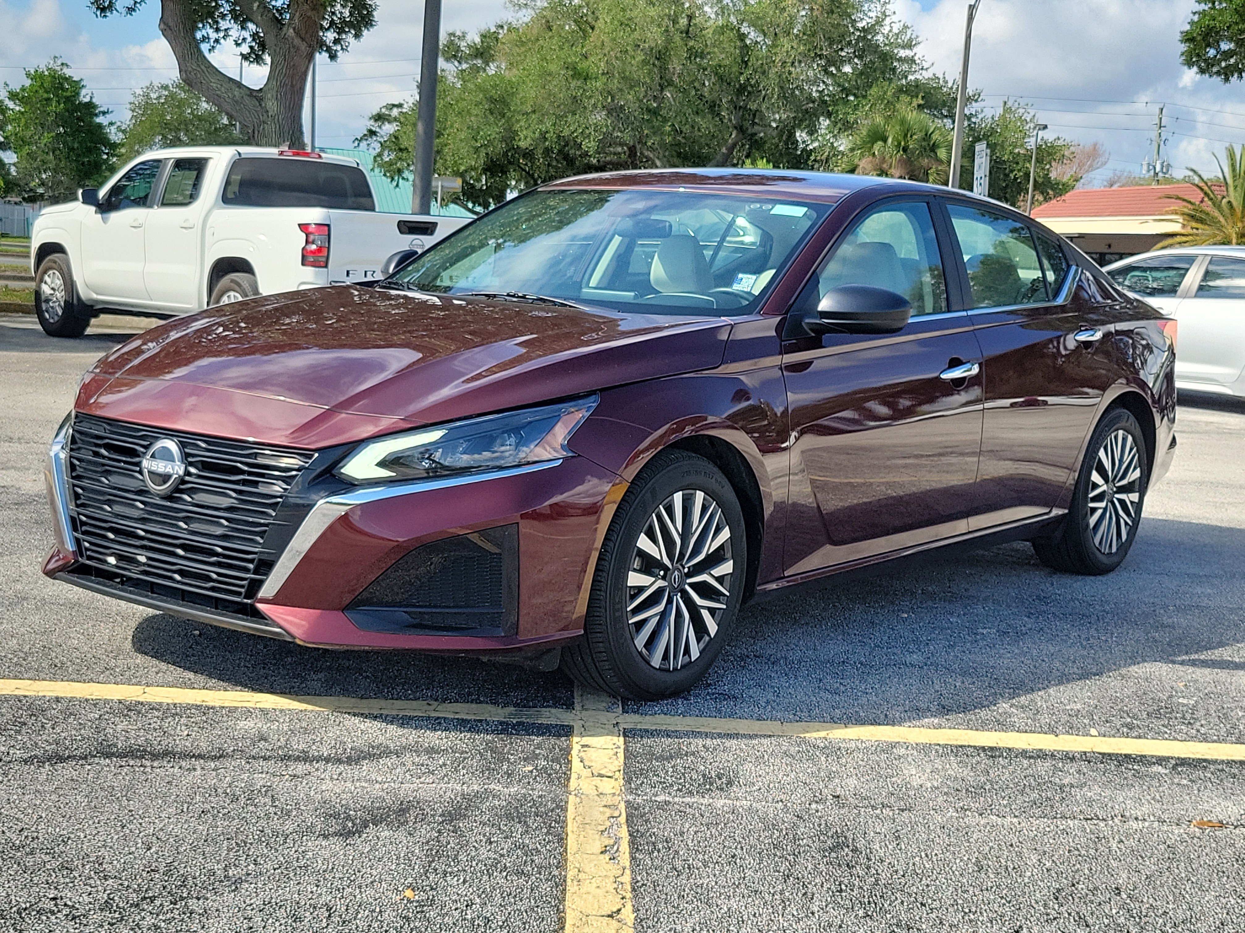 Used 2025 Nissan Altima 2.5 SV FWD image 3