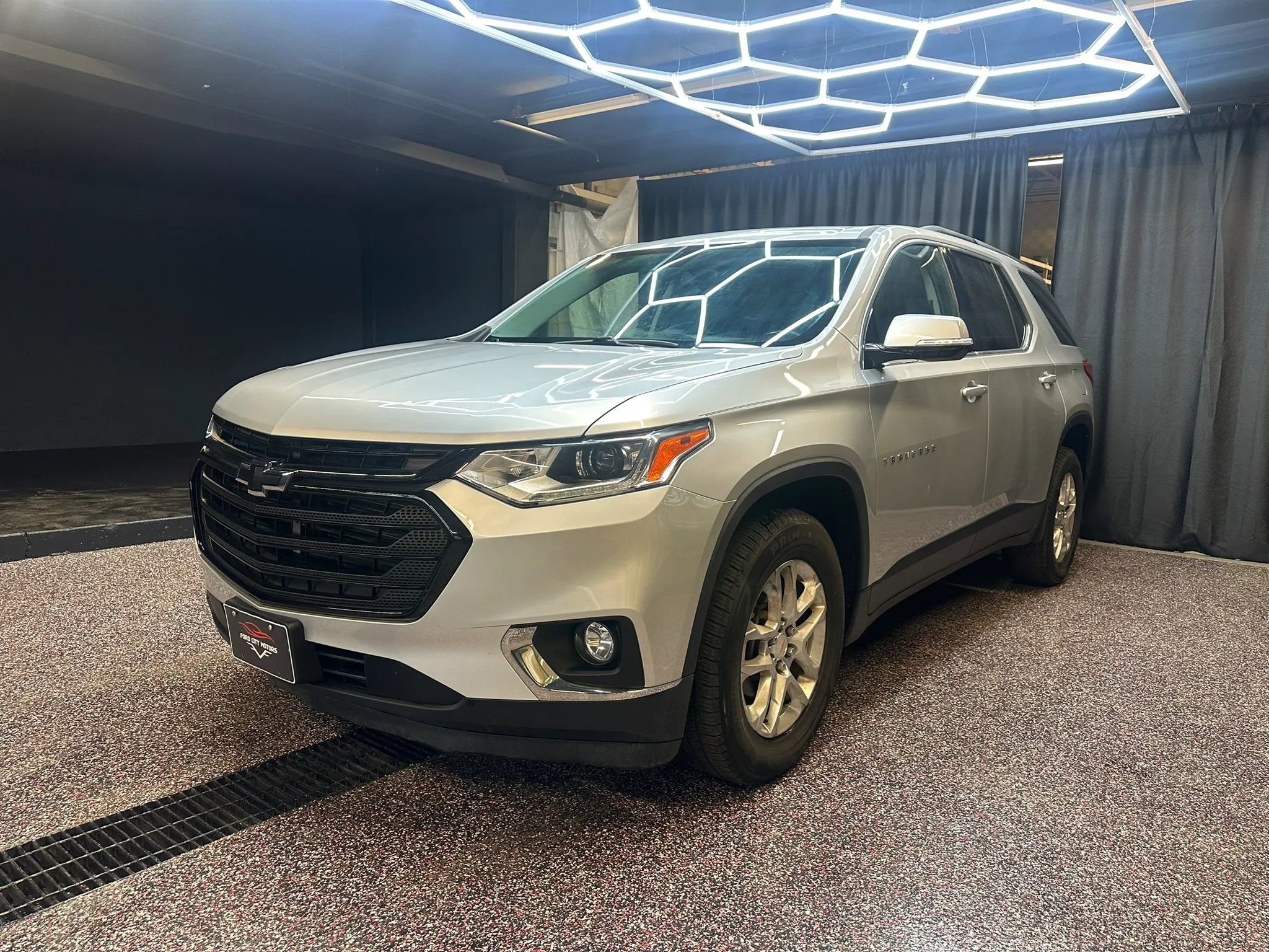 Used 2019 Chevrolet Traverse LT w/ LPO, Black Accent Package image 3