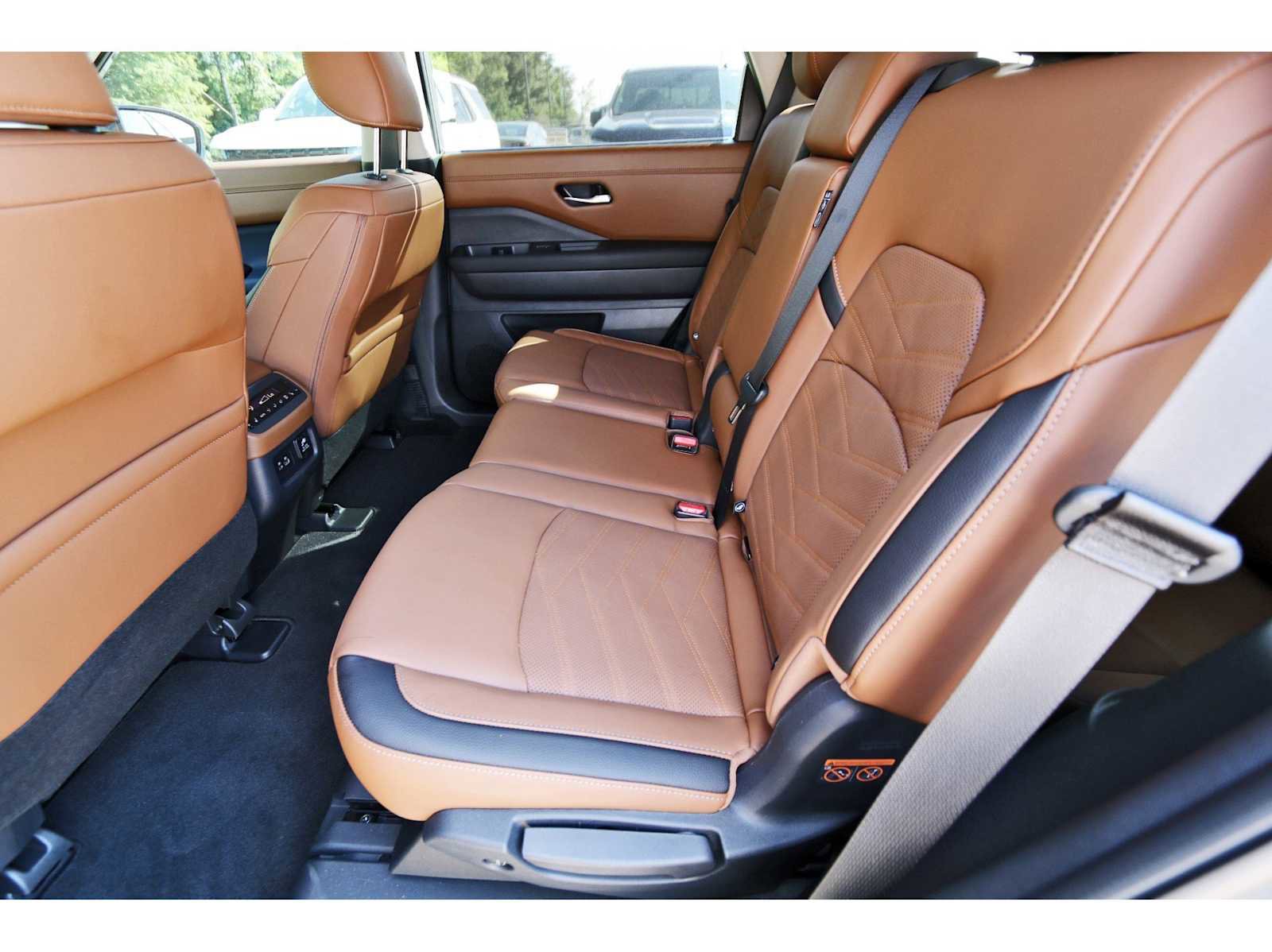 Used 2025 Nissan Pathfinder Platinum w/ Cargo Package image 14