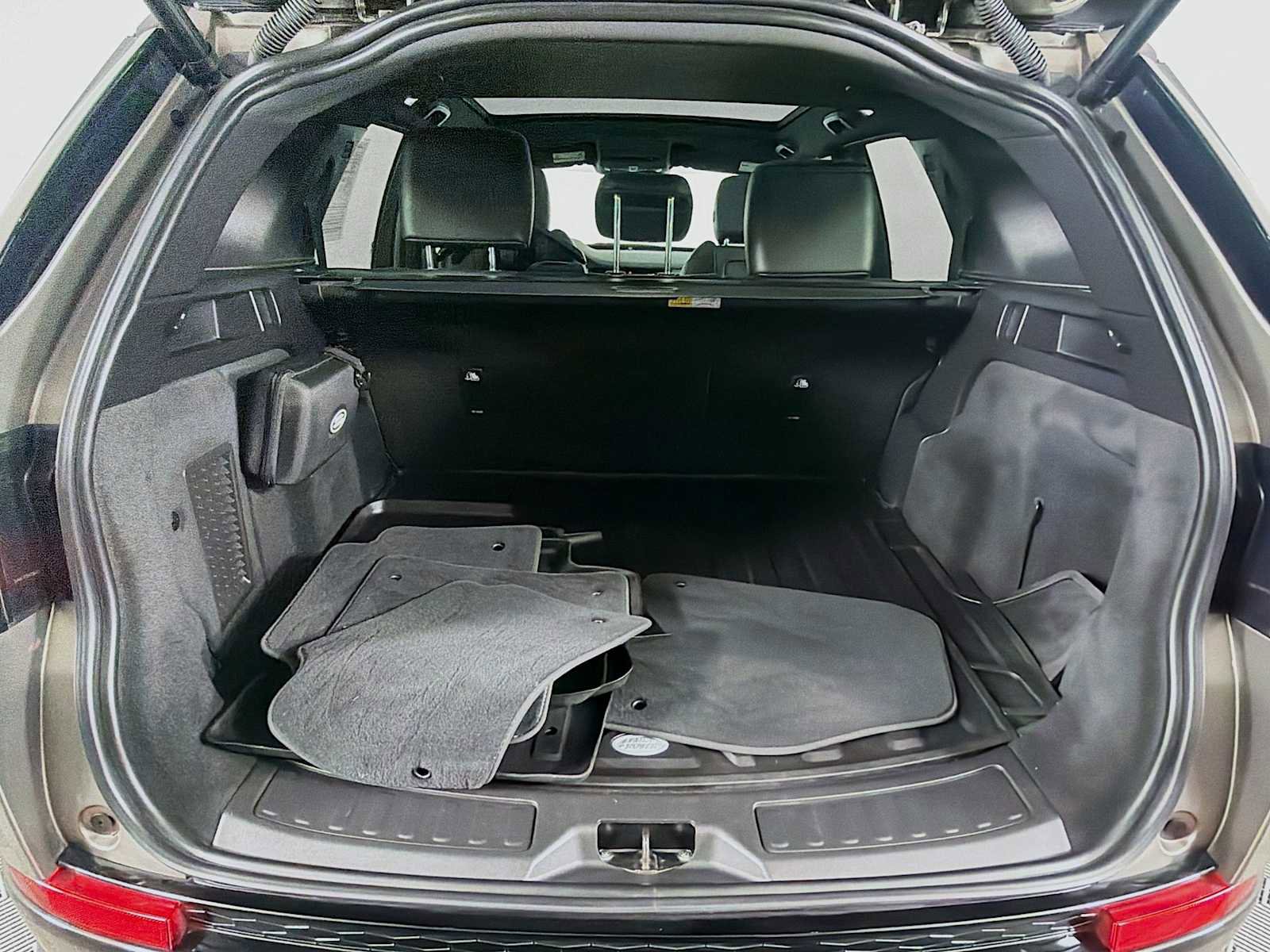 Used 2024 Land Rover Discovery Sport Dynamic SE image 25