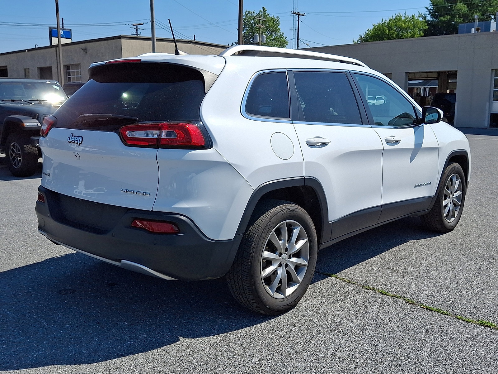 Used 2018 Jeep Cherokee Limited AWD/4WD image 7