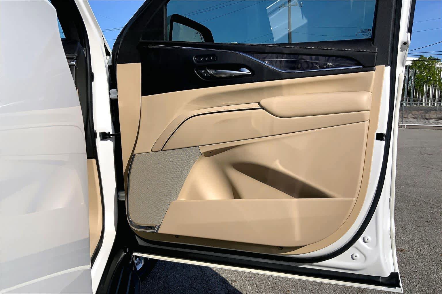 Used 2021 Cadillac Escalade ESV Premium Luxury w/ LPO, Illumination Package RWD image 23