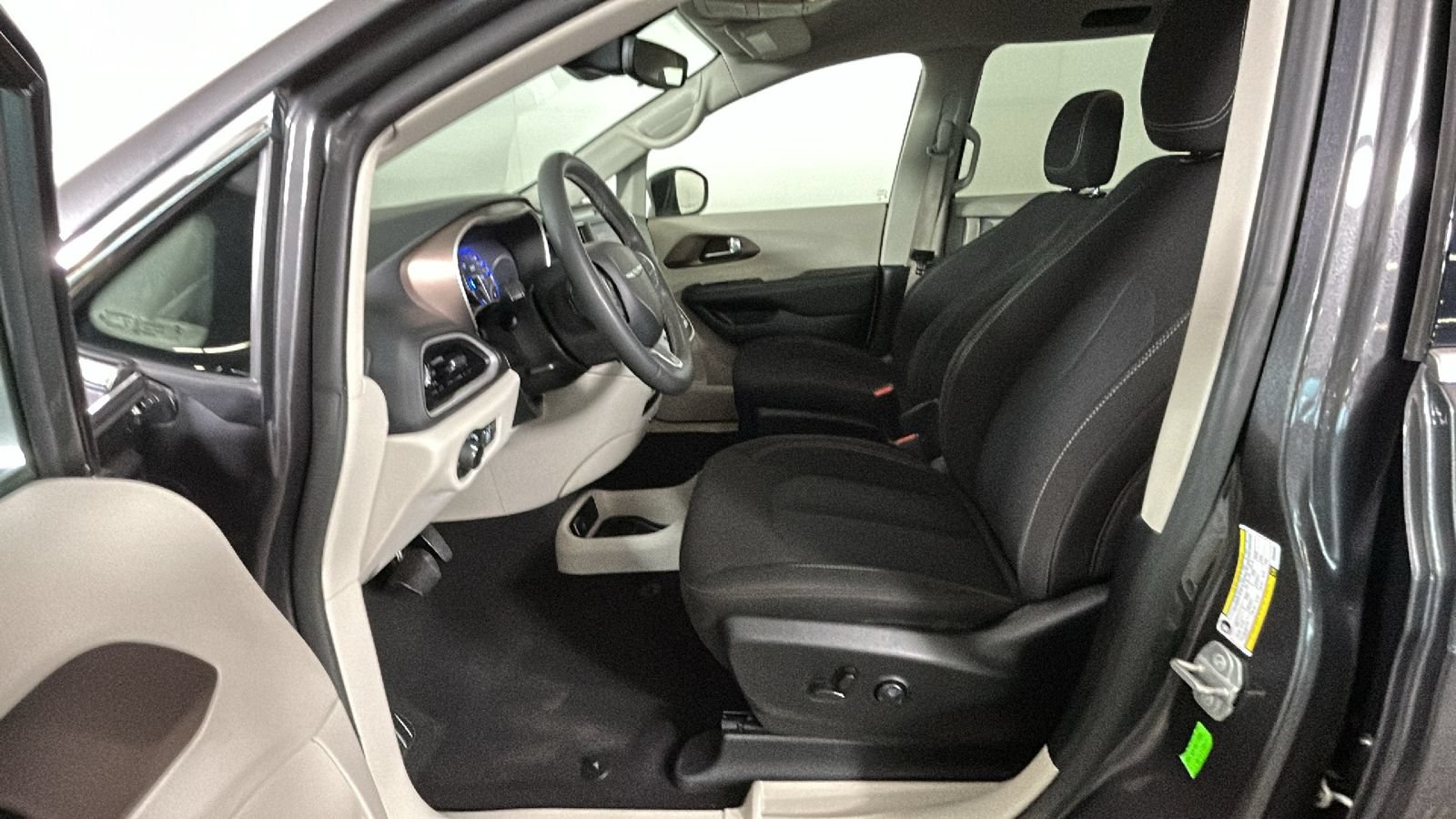 Used 2023 Chrysler Voyager LX FWD image 13