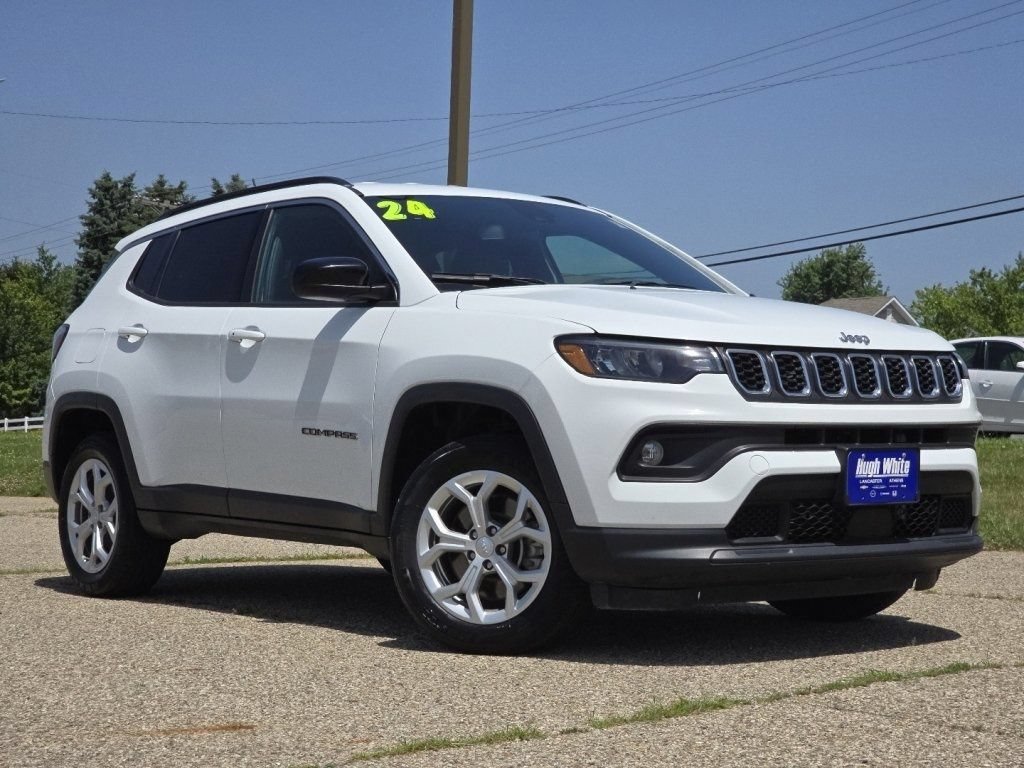 Used 2024 Jeep Compass Latitude AWD/4WD image 2