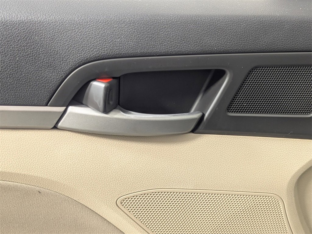 Used 2017 Hyundai Elantra SE image 14