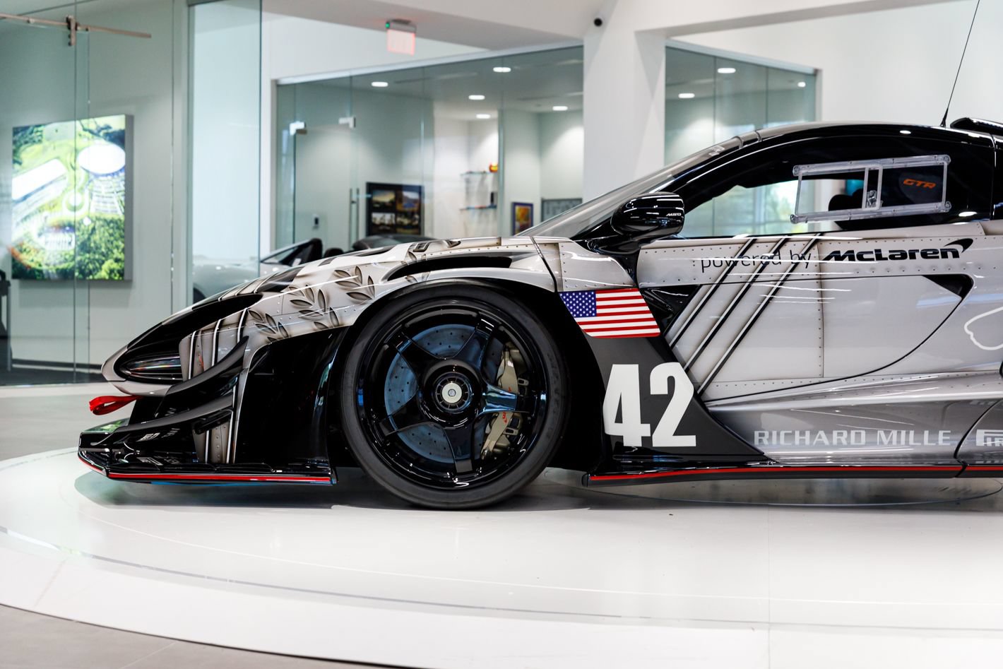 Used 2020 McLaren Senna RWD image 10
