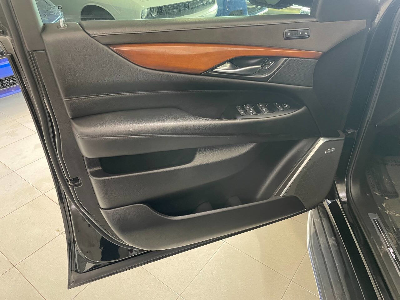 Used 2018 Cadillac Escalade ESV Luxury AWD/4WD image 13