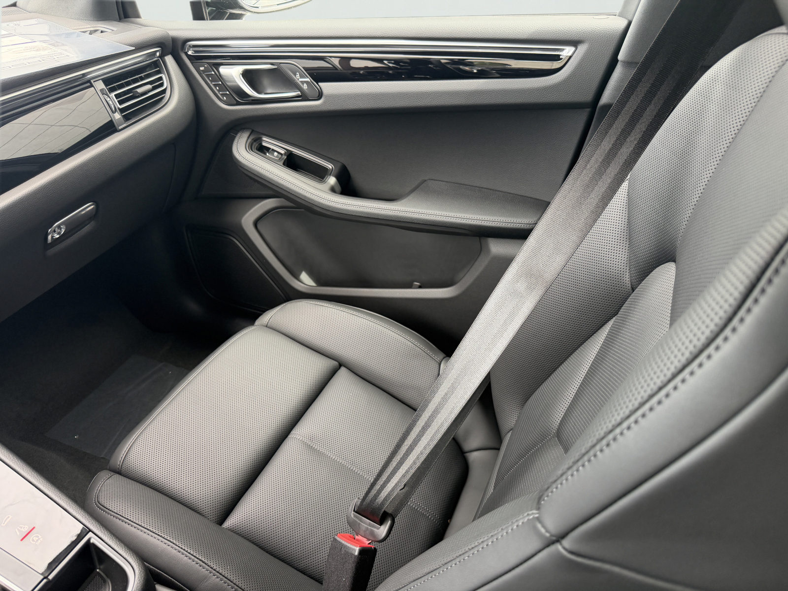 New 2026 Porsche Macan AWD/4WD image 19
