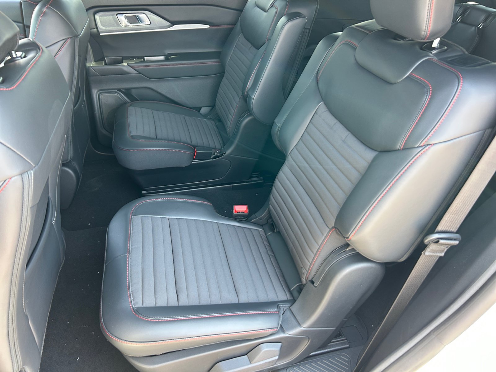 New 2026 Ford Explorer ST-Line w/ ST-Line Street Pack AWD/4WD image 17