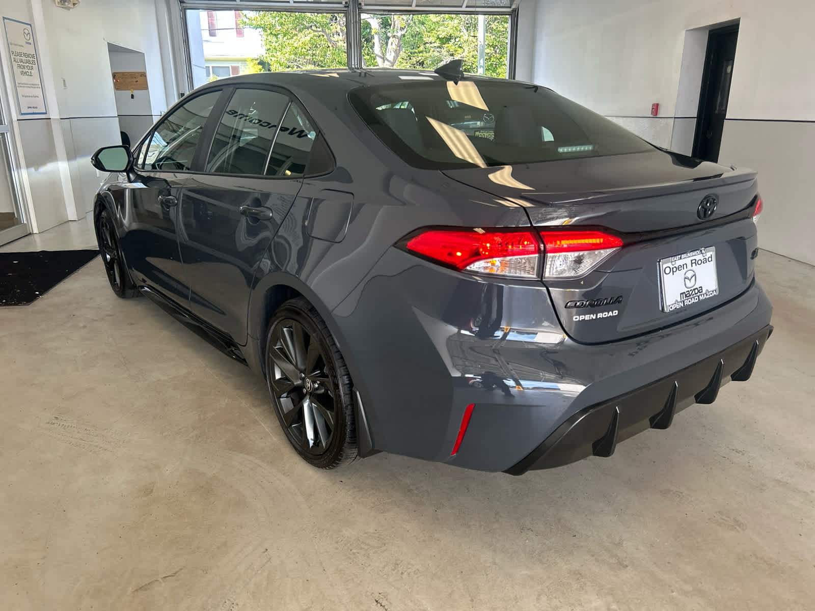 Used 2025 Toyota Corolla SE w/ SE Premium Package FWD image 4