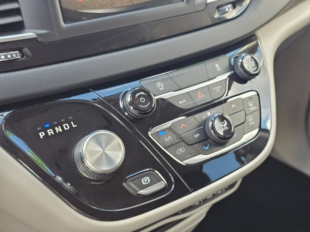 Used 2022 Chrysler Voyager LX FWD image 29