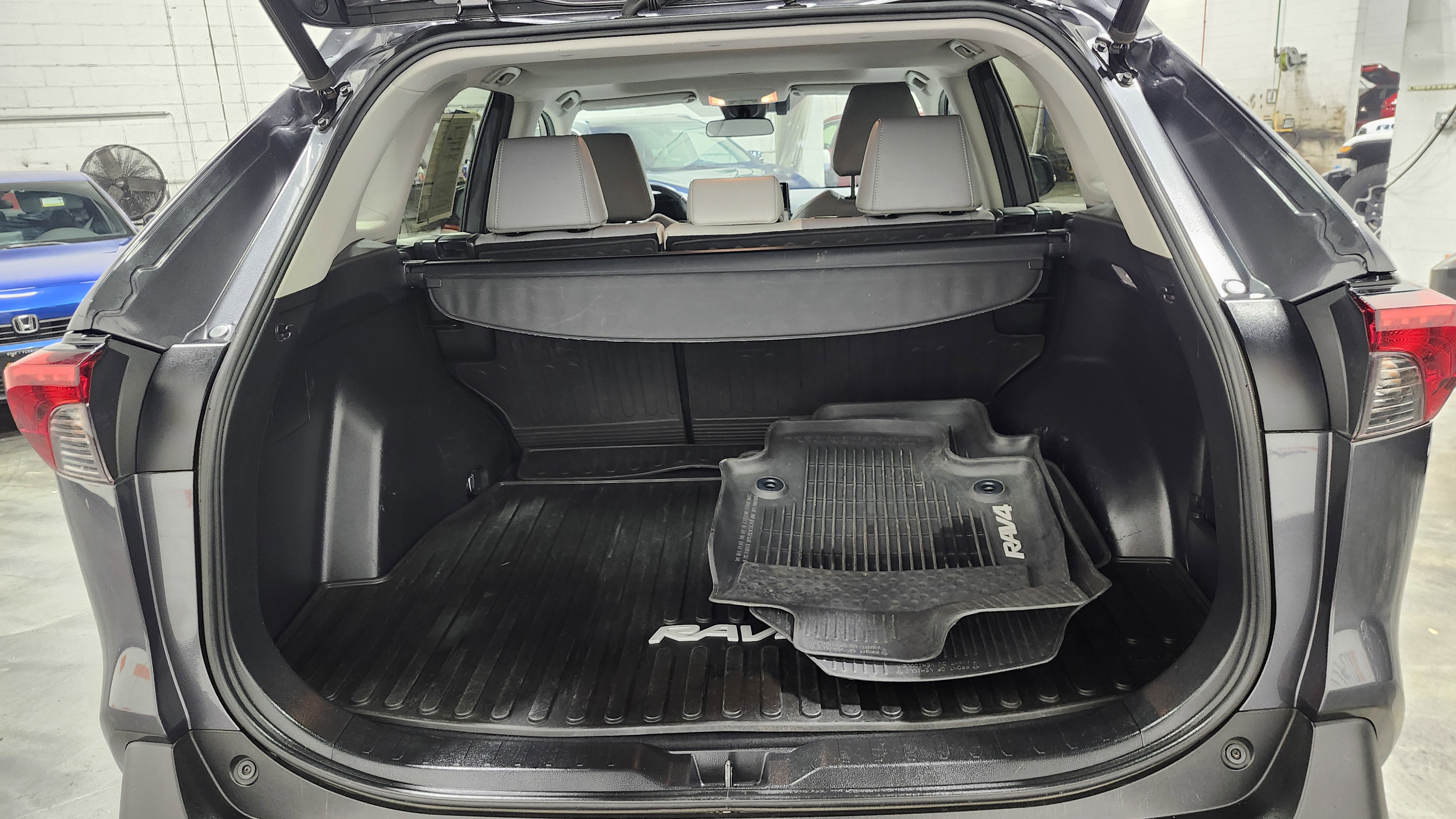 Used 2020 Toyota RAV4 XLE Premium image 16