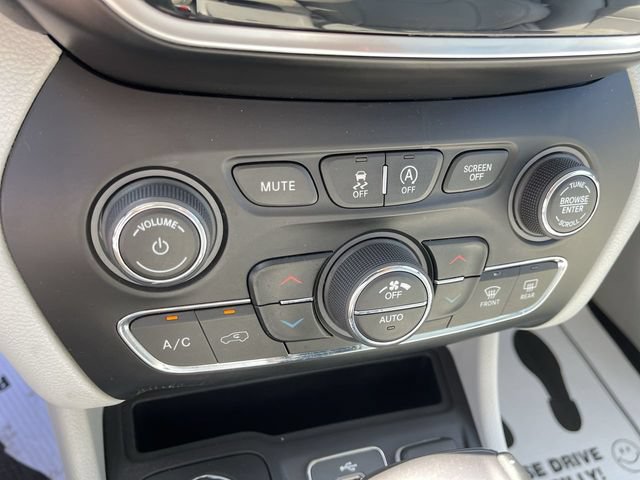 Used 2019 Jeep Cherokee Limited w/ Luxury Group AWD/4WD image 19