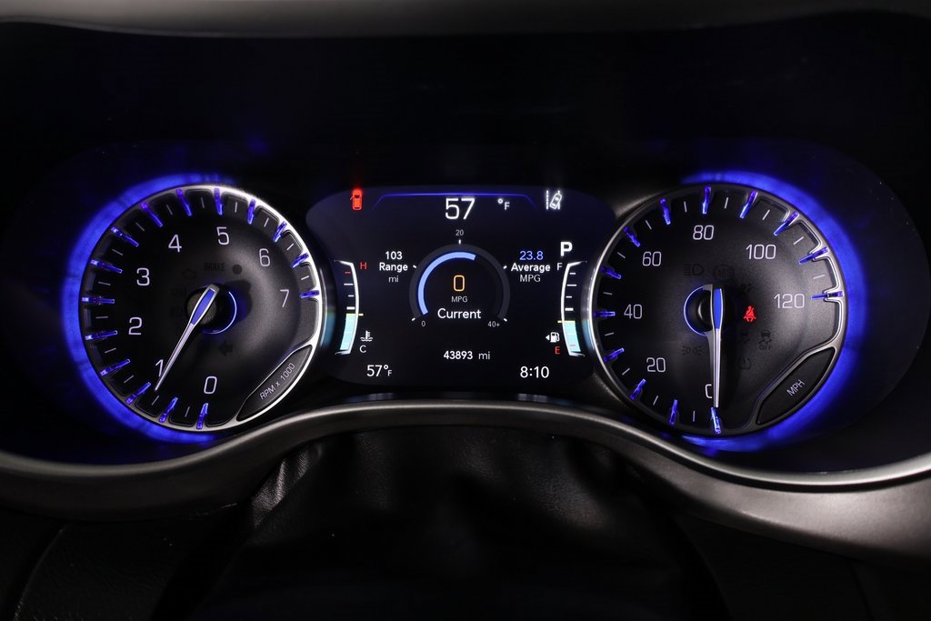 Used 2024 Chrysler Pacifica Touring-L image 4