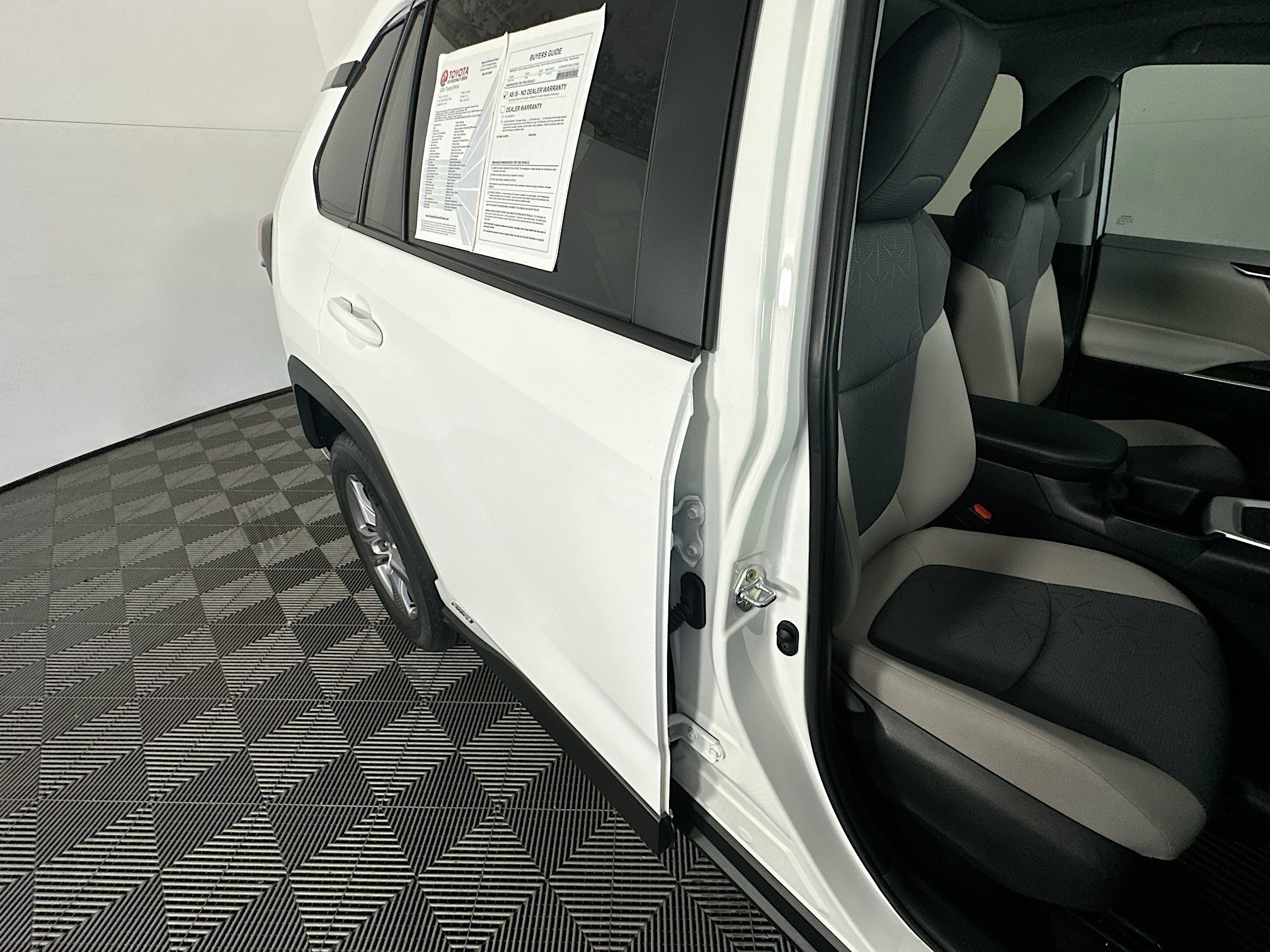 Used 2024 Toyota RAV4 XLE w/ Convenience Package AWD/4WD image 28