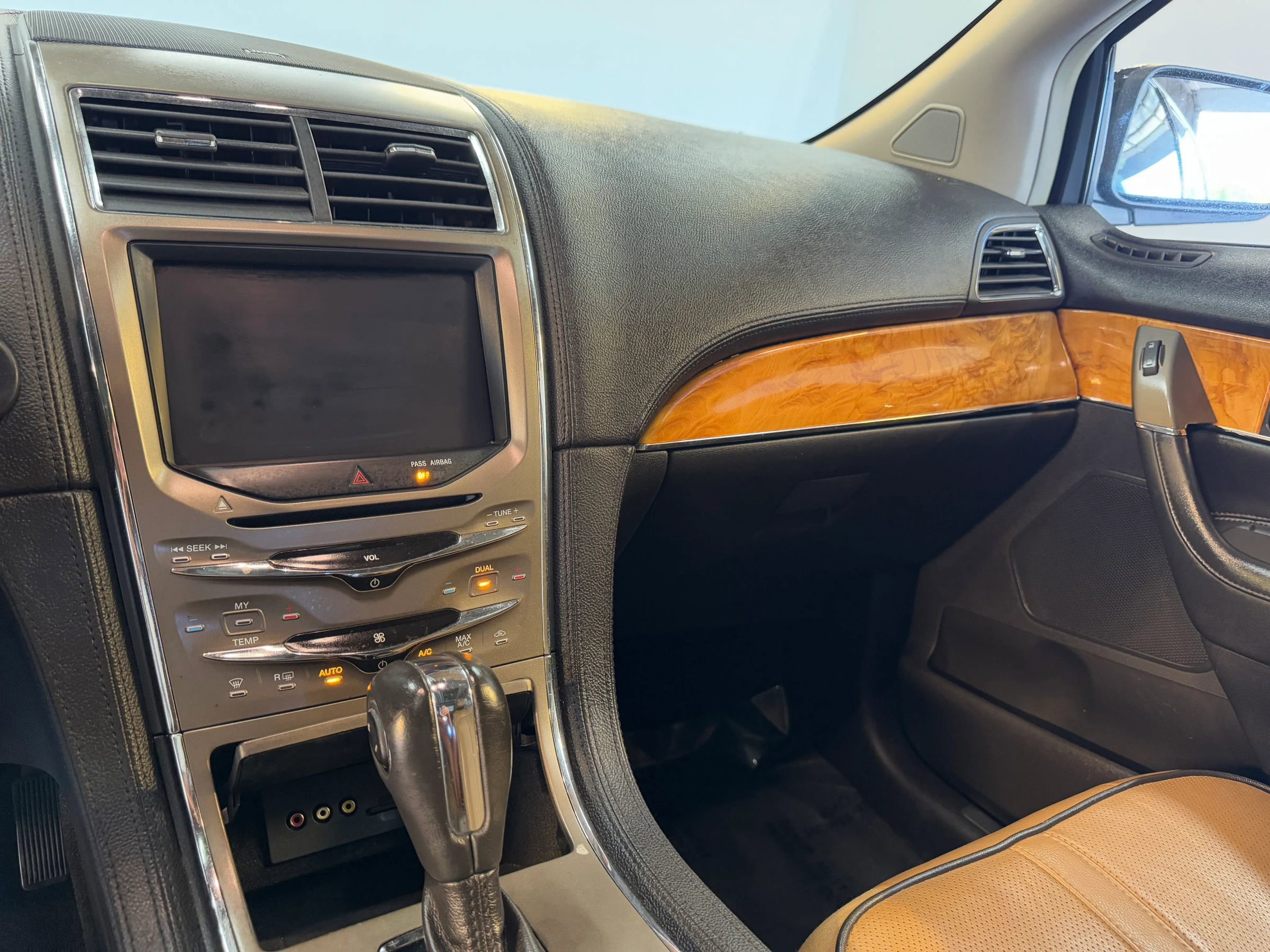 Used 2011 Lincoln MKX 2WD w/ 102A Rapid Spec Order Code image 17