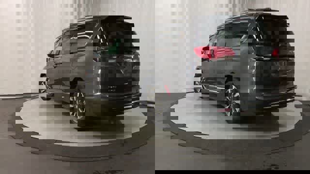 Used 2020 Chrysler Pacifica Limited w/ Advanced Safetytec Group FWD image 8