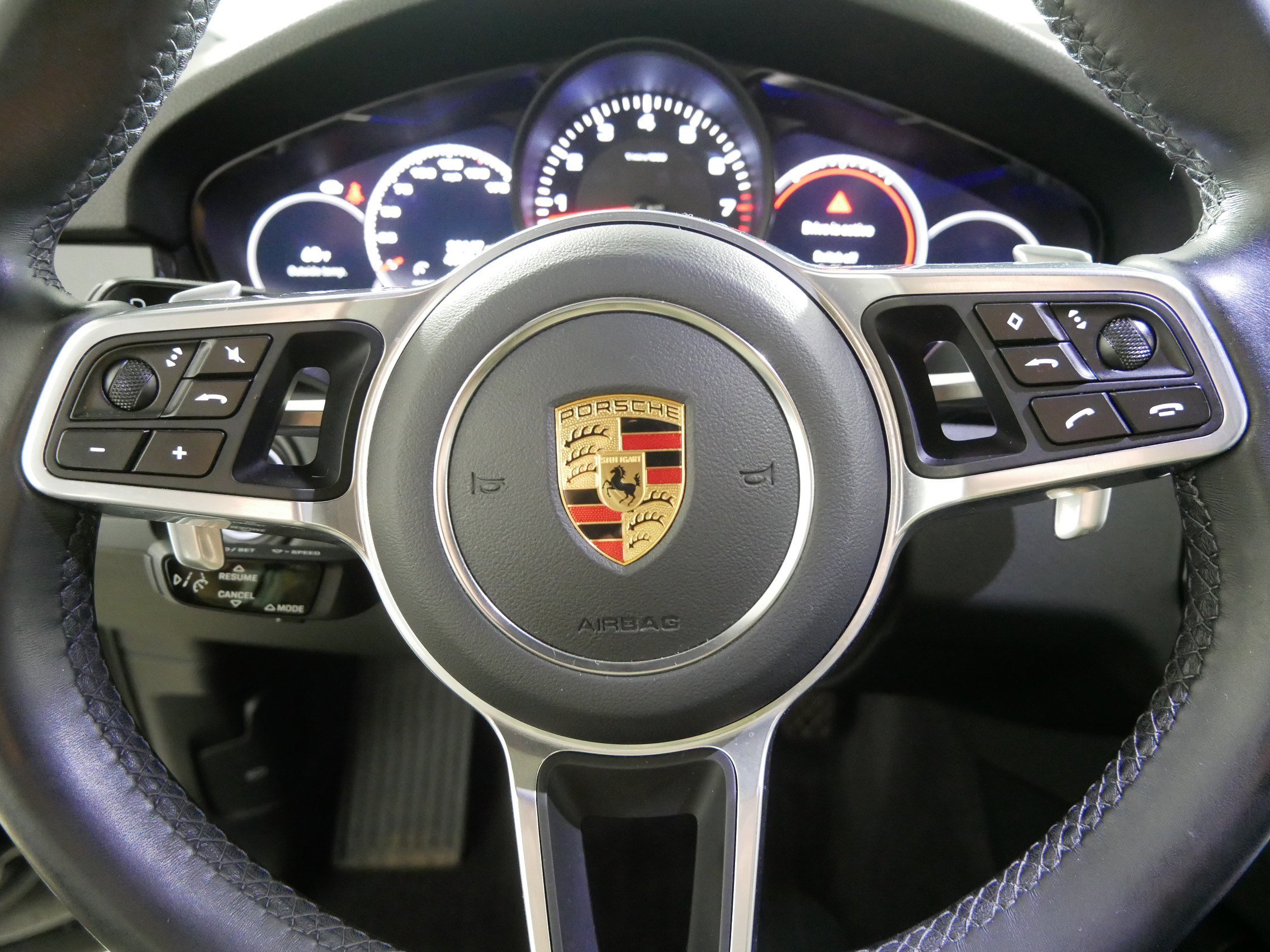 Used 2022 Porsche Cayenne Platinum Edition image 25