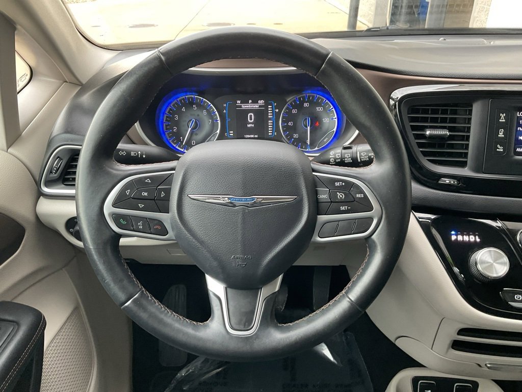 Used 2017 Chrysler Pacifica Touring-L image 11