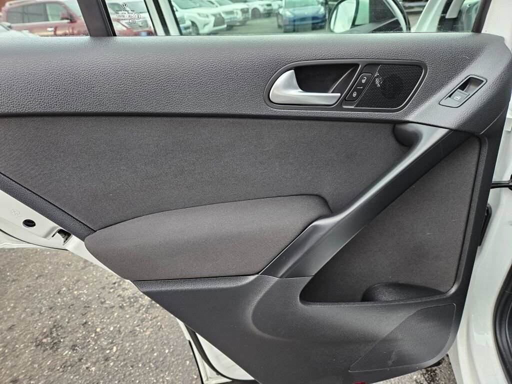 Used 2017 Volkswagen Tiguan Limited w/ Premium Package image 10