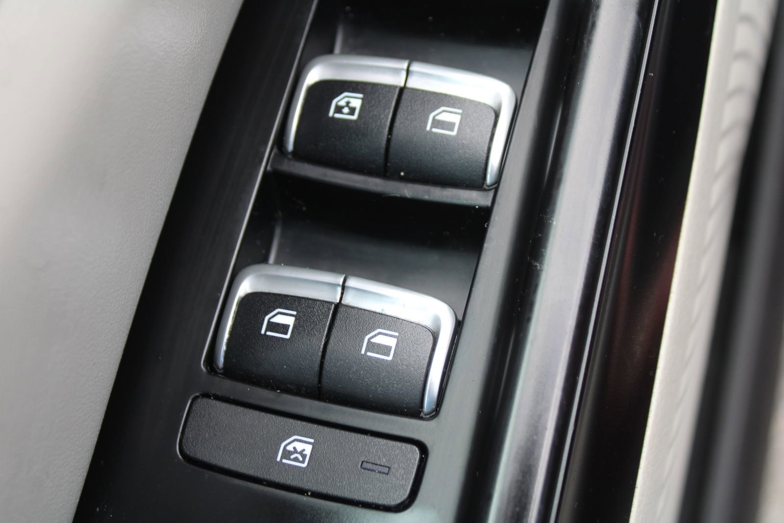 Used 2022 Kia Carnival LX image 25