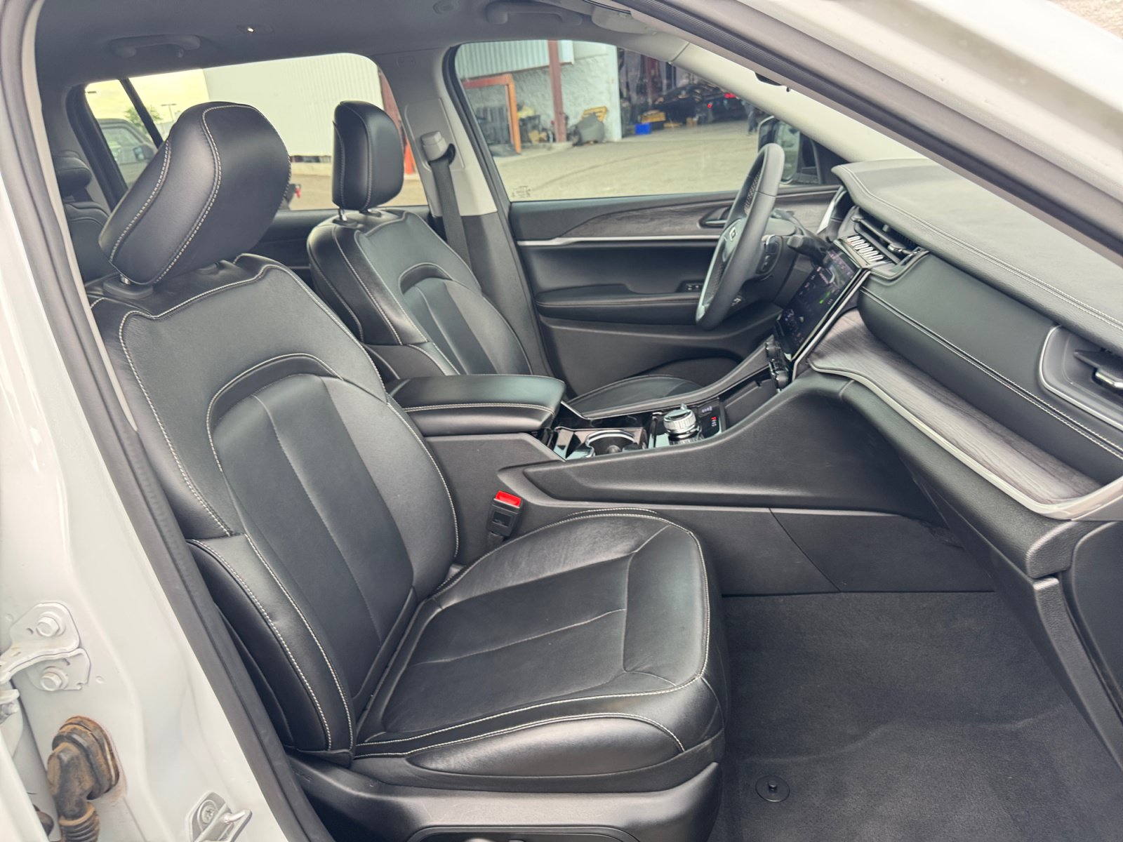 Used 2023 Jeep Grand Cherokee L Limited w/ Black Appearance Package AWD/4WD image 34