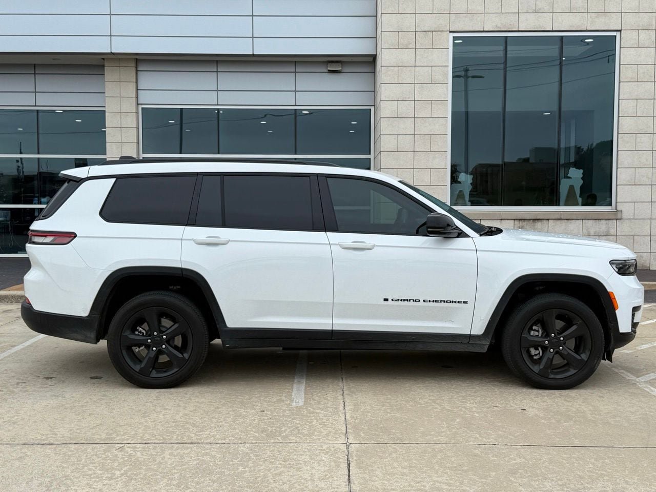 Used 2025 Jeep Grand Cherokee L Altitude AWD/4WD image 6