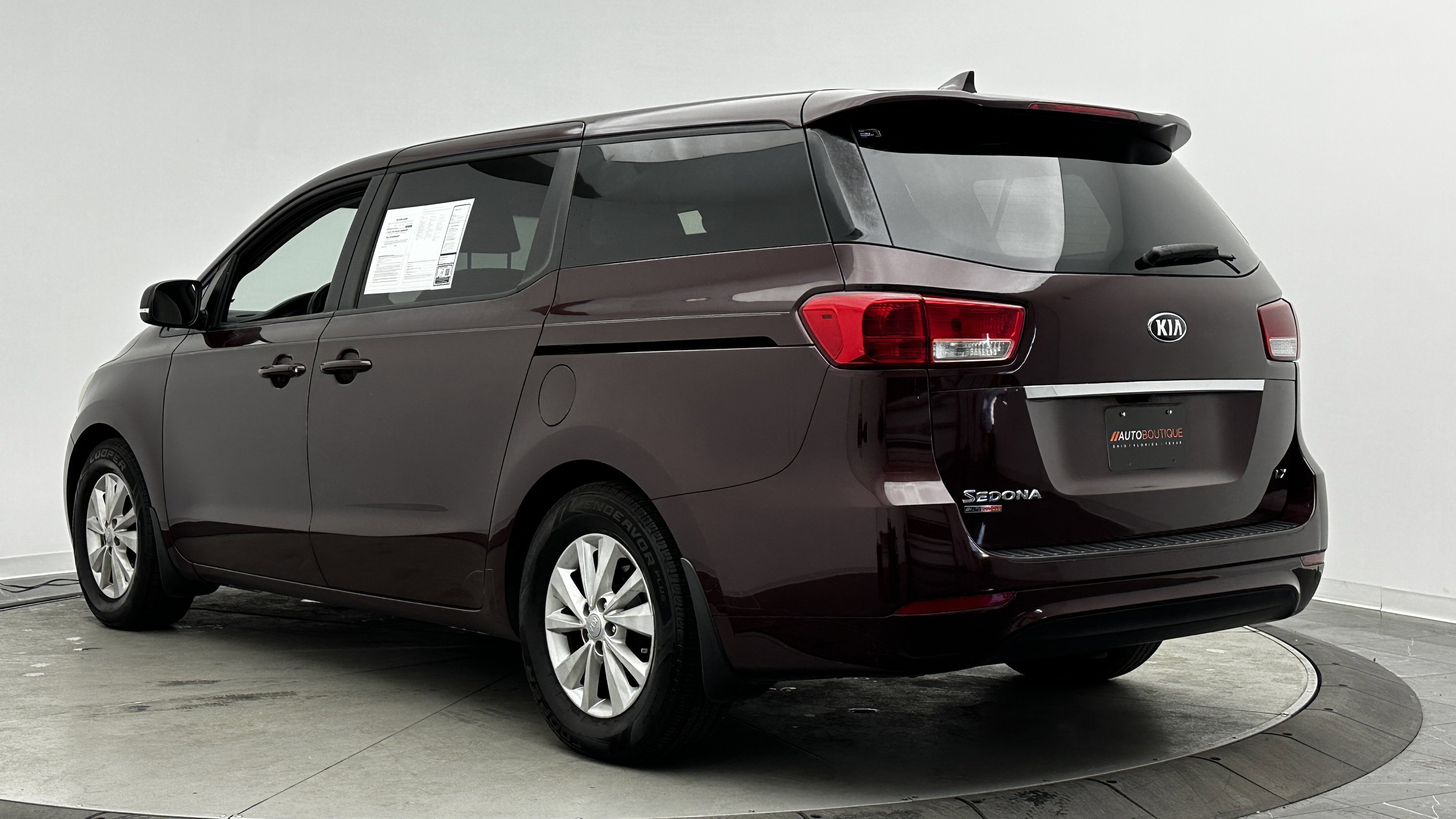 Used 2018 Kia Sedona LX image 5