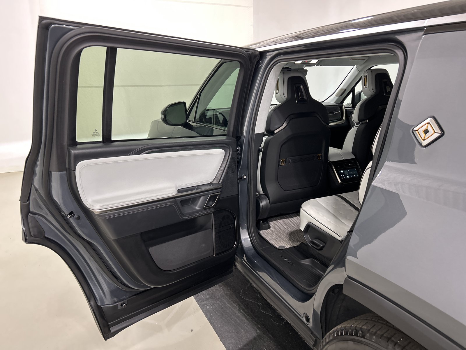 Used 2024 Rivian R1S Adventure AWD/4WD image 17