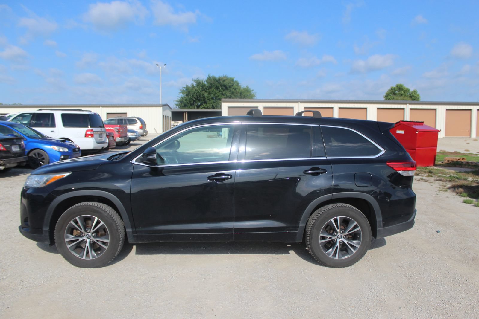 Used 2017 Toyota Highlander LE w/ Carpet Mat Package FWD image 3