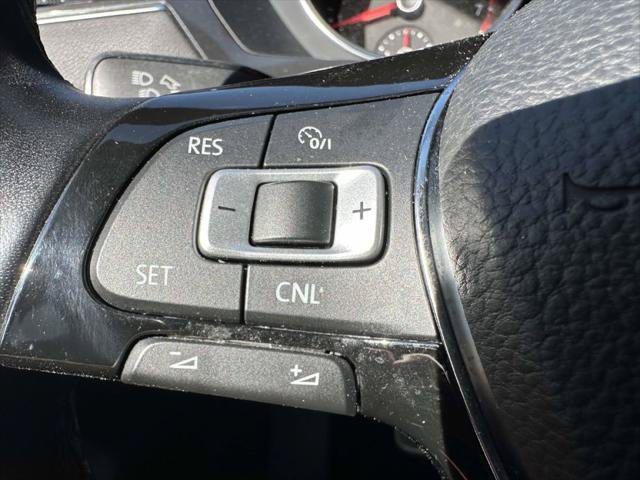 Used 2018 Volkswagen Tiguan SE AWD/4WD image 30