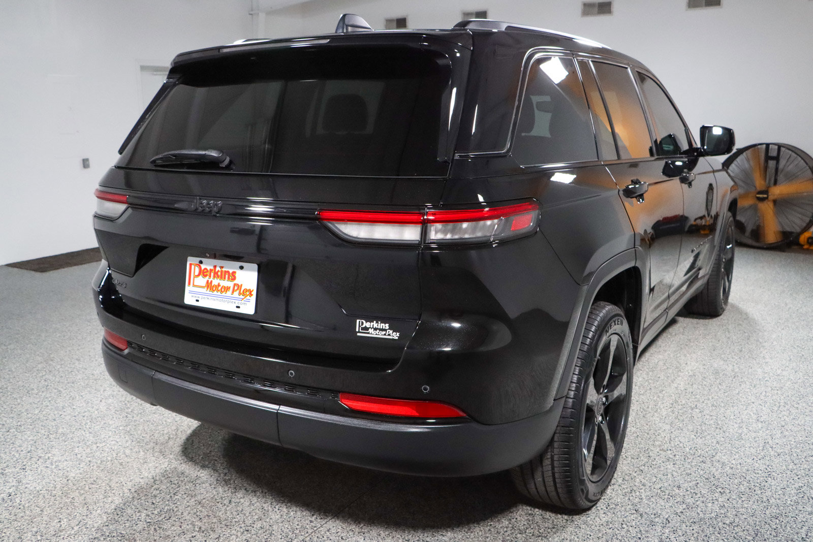 Used 2023 Jeep Grand Cherokee Altitude image 7