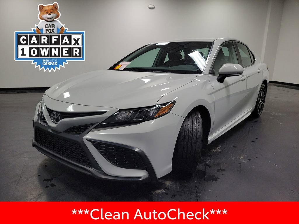 Used 2022 Toyota Camry SE image 4