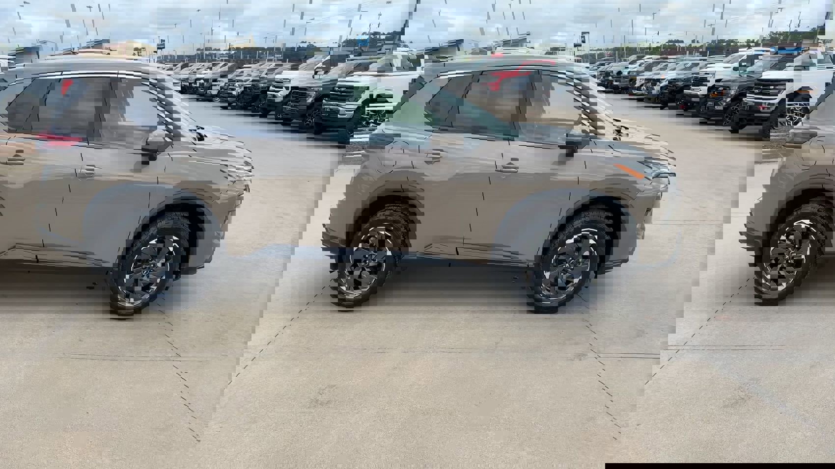 Used 2024 Nissan Rogue SV w/ SV Premium Package image 2