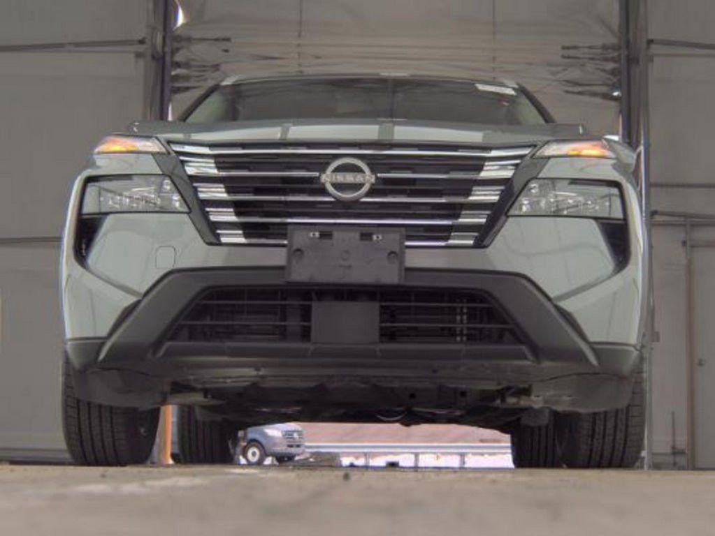 Used 2024 Nissan Rogue SV w/ SV Premium Package image 3