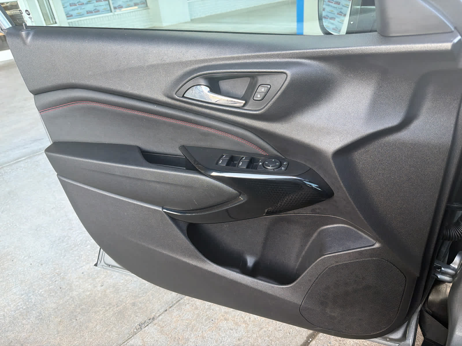 Used 2025 Chevrolet Trax RS w/ Sunroof Package FWD image 22