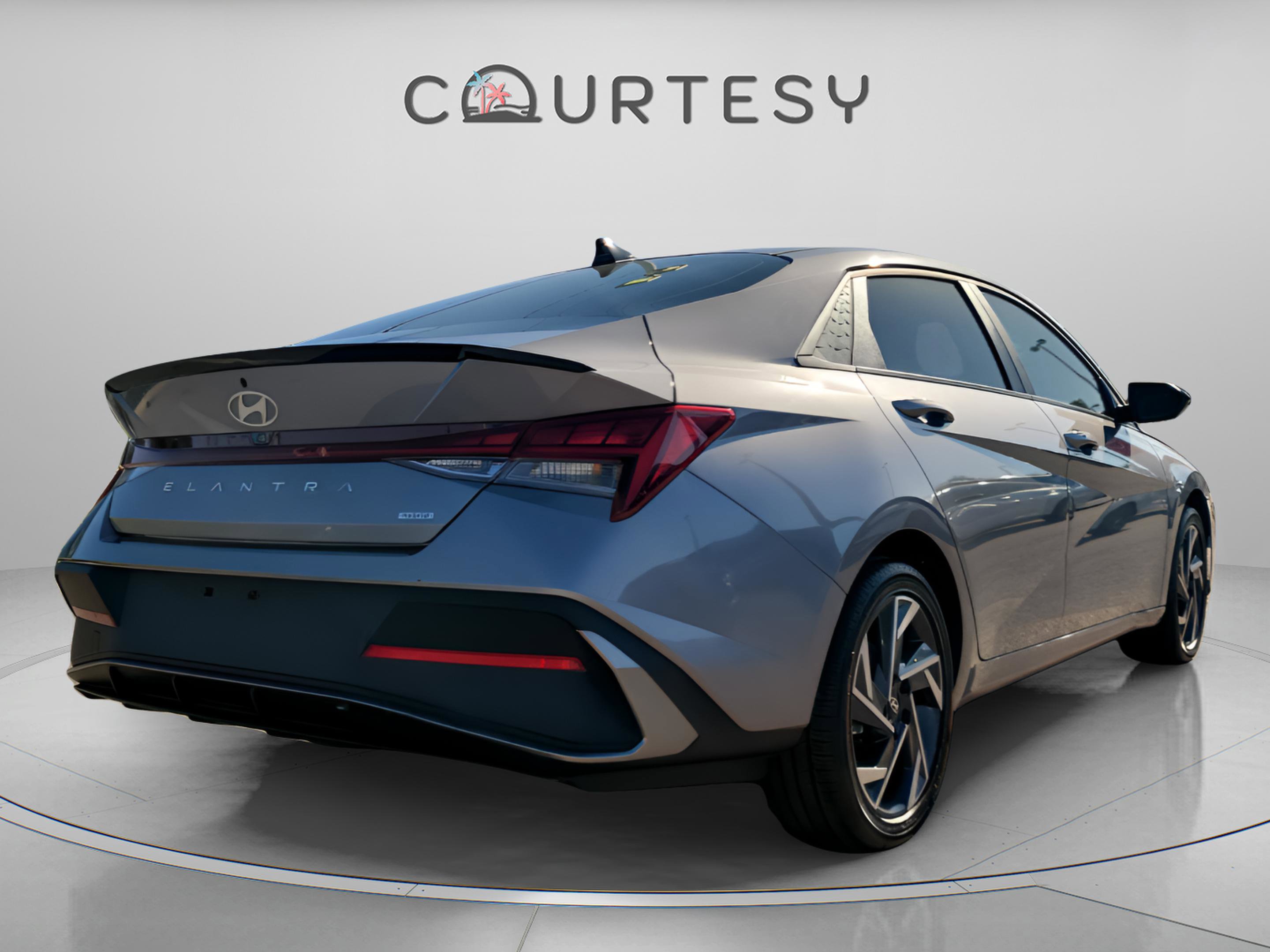 Used 2025 Hyundai Elantra SEL image 3