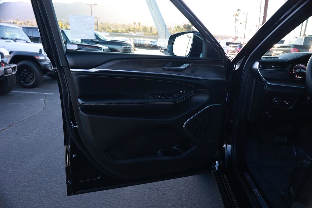 New 2025 Jeep Grand Cherokee L Overland image 10