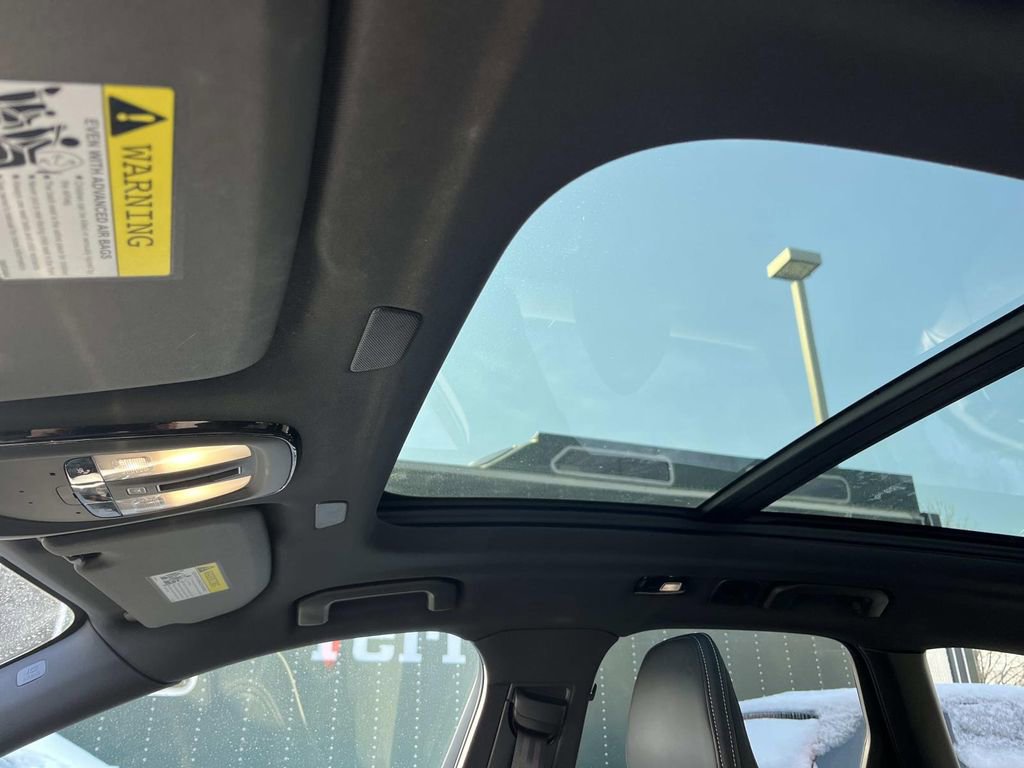 Used 2022 Volvo XC60 B5 R-Design w/ Climate Package image 29