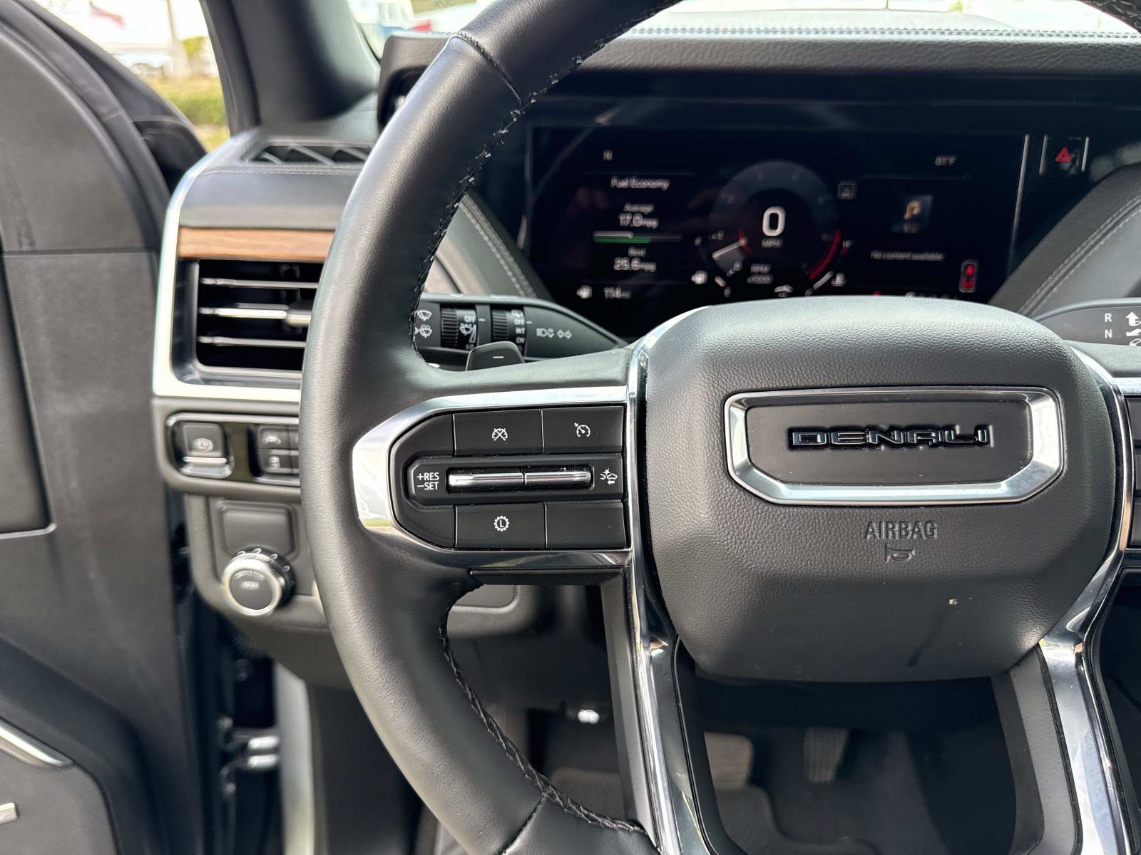 Used 2025 GMC Yukon XL Denali image 30