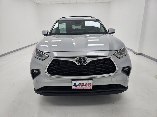 Used 2024 Toyota Highlander Limited image 3