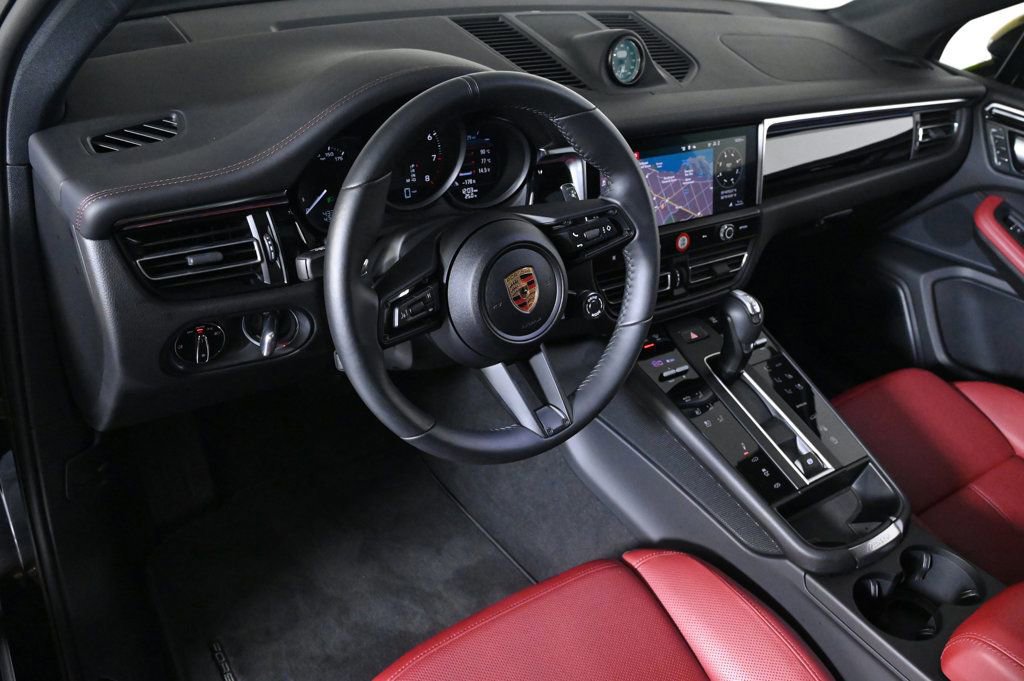 Certified 2025 Porsche Macan Turbo image 4