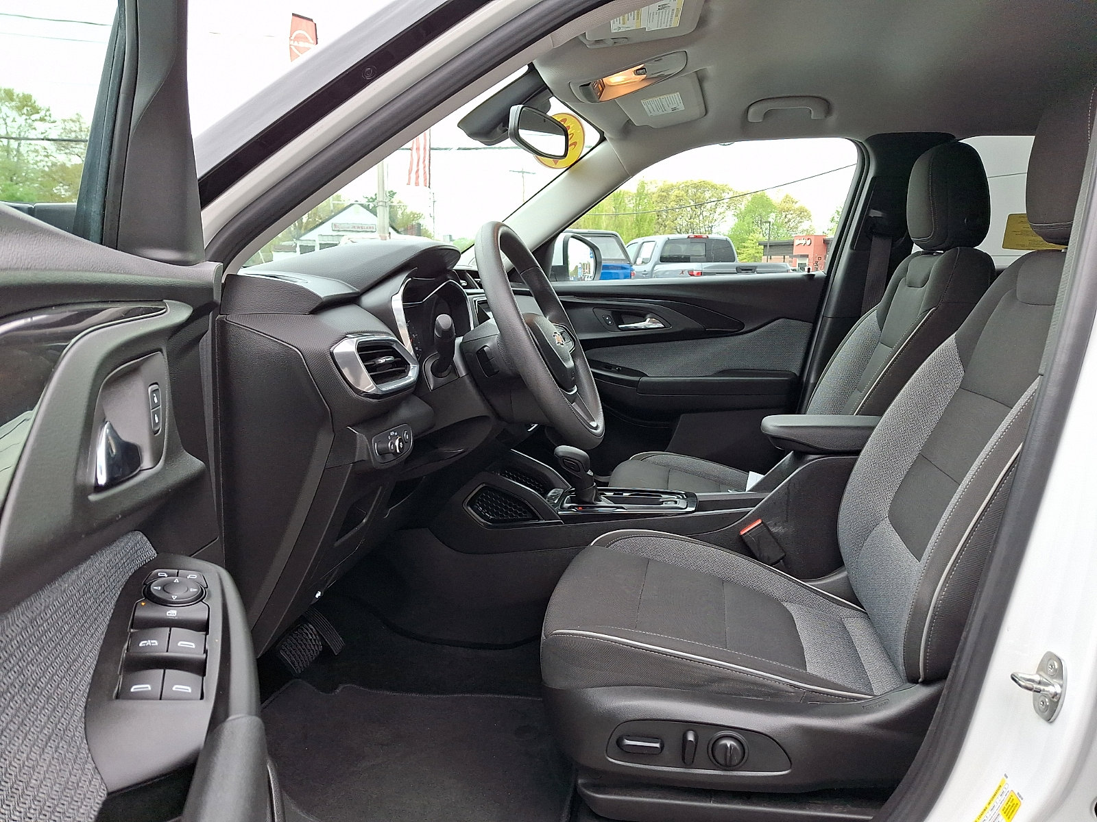 Used 2022 Chevrolet TrailBlazer LT w/ Convenience Package FWD image 14