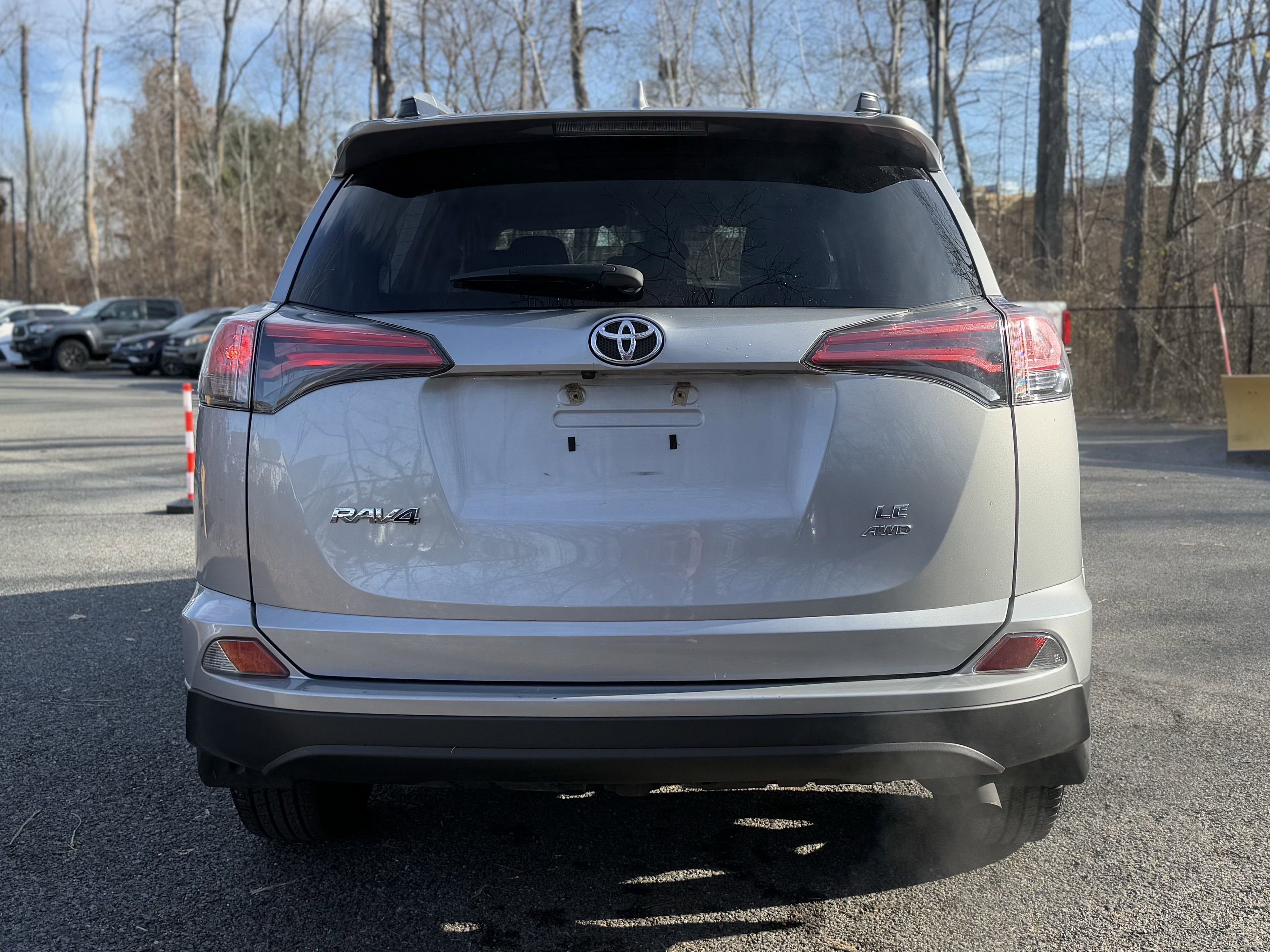 Used 2018 Toyota RAV4 LE image 8