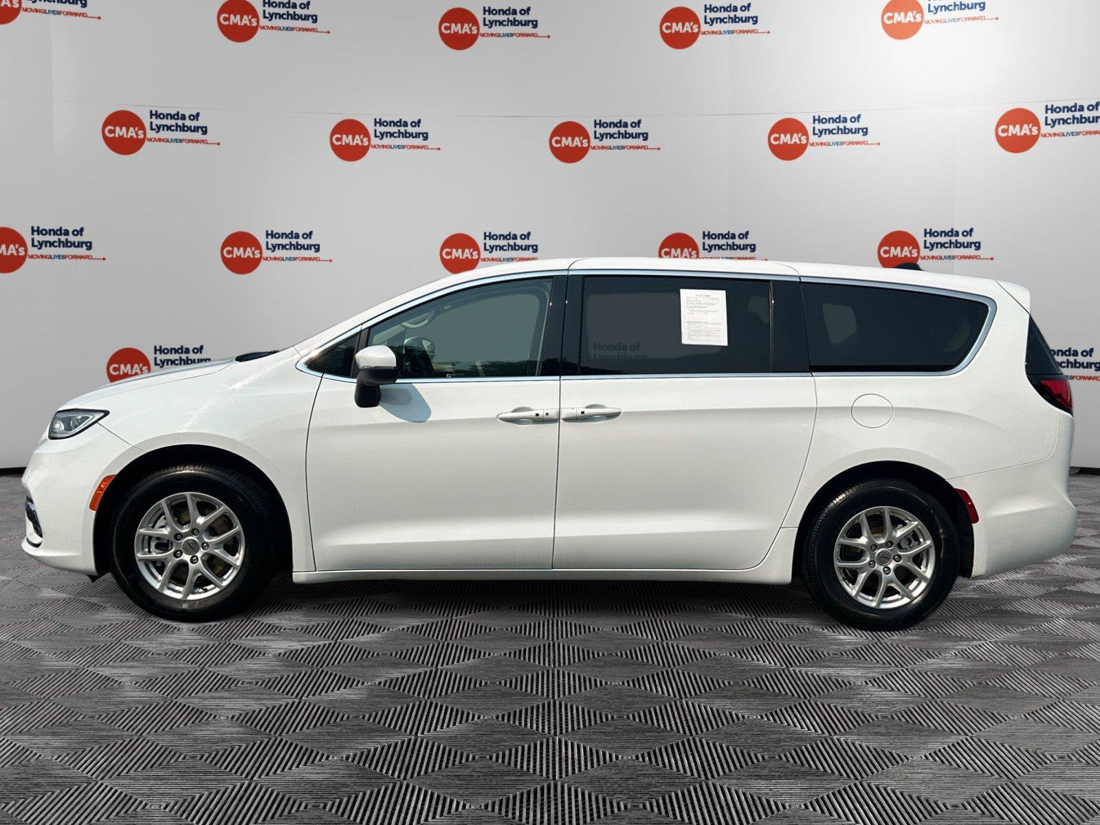 Used 2023 Chrysler Pacifica Touring-L FWD image 2