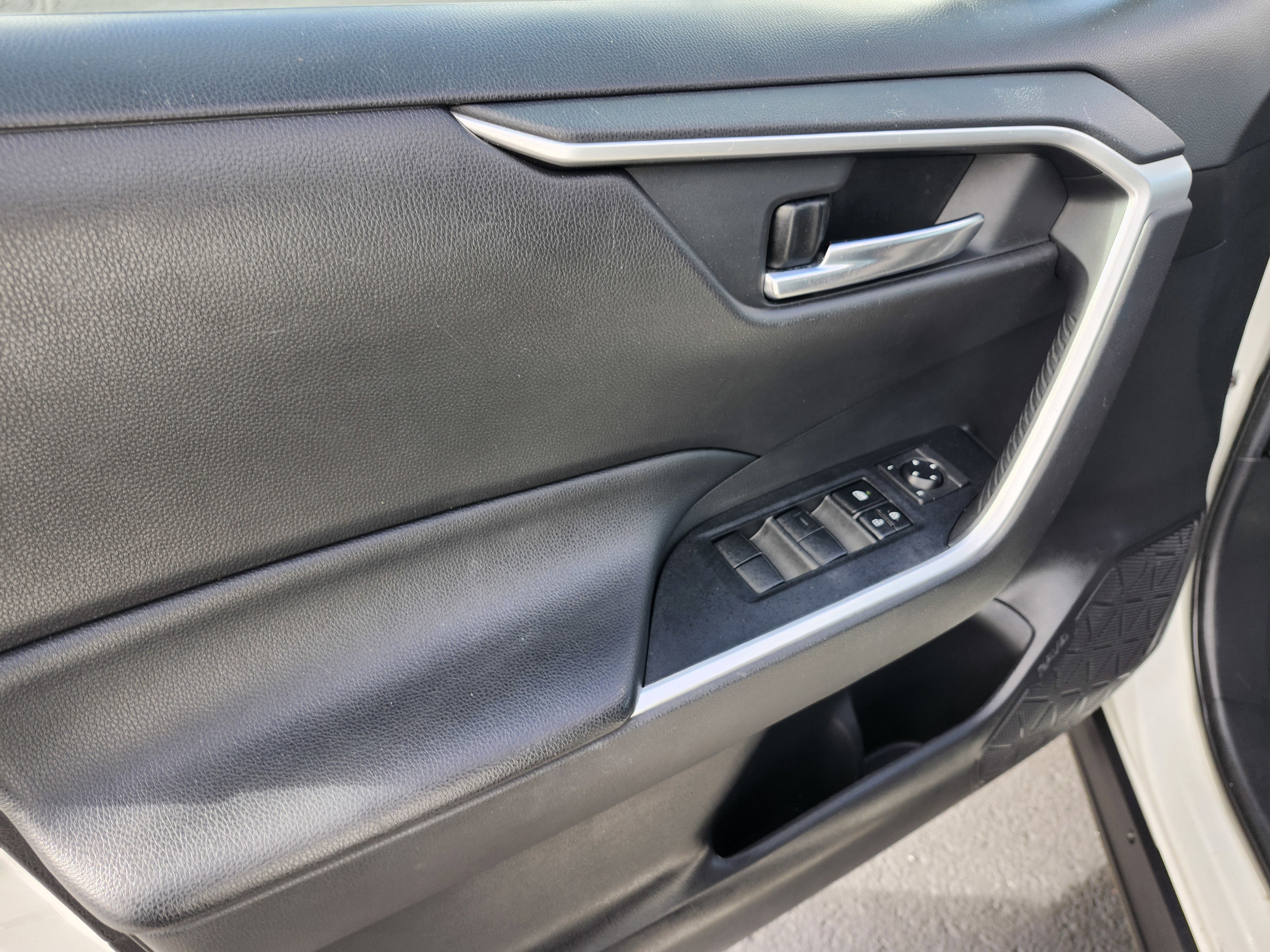 Used 2020 Toyota RAV4 XLE image 19