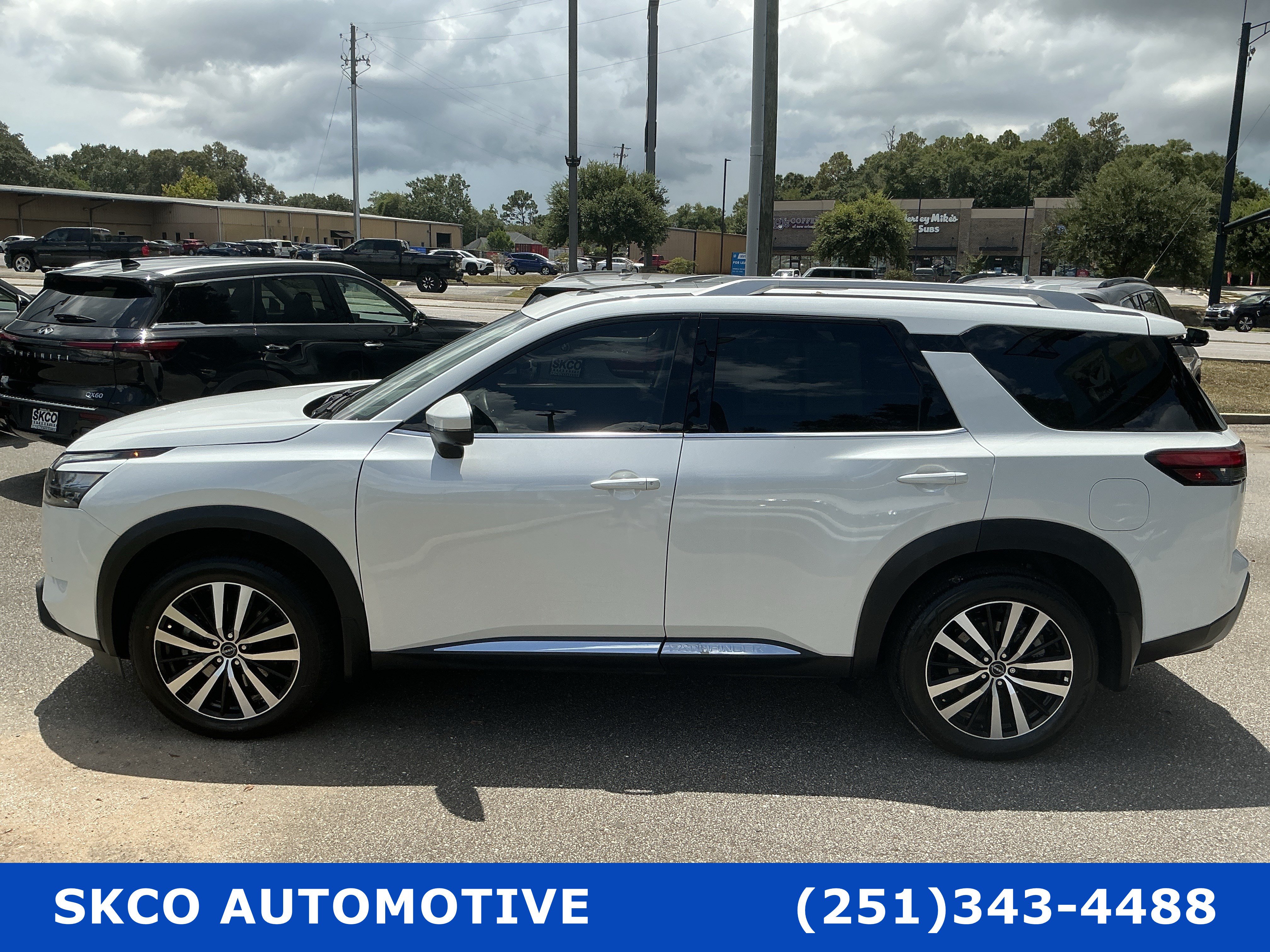 Used 2025 Nissan Pathfinder Platinum FWD image 2